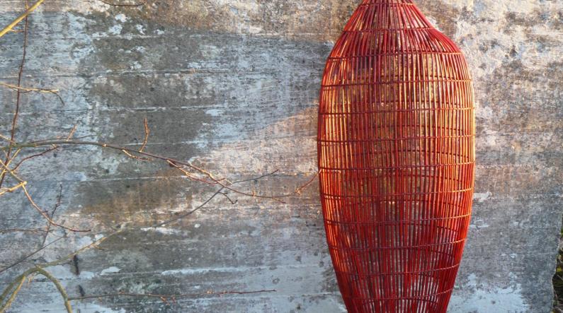 Merja Winqvist: Sydän (2012, kovetettu paperi omalla tekniikalla, 90 x 37 x 23 cm)