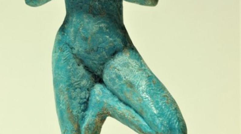 Juha Menna: Jooganainen 58. (Yoga Woman 58., 2021, bronze, 16 x 10 x 10 cm)