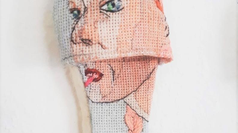 Leena Illukka: Come and Go (2020, käsinkirjonta, 26 x 15 x 6 cm)